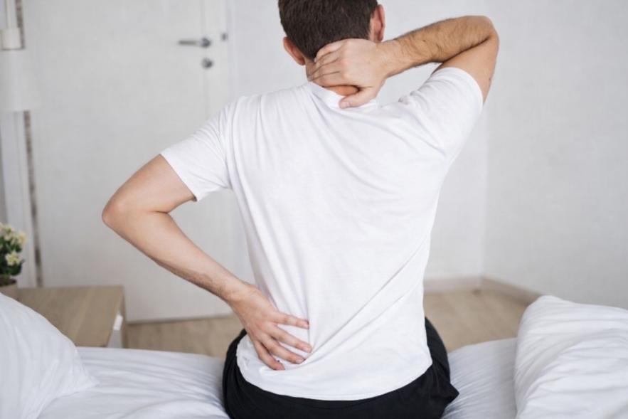 Ngủ không gối giúp giảm cảm giác đau lưng và mỏi cổ