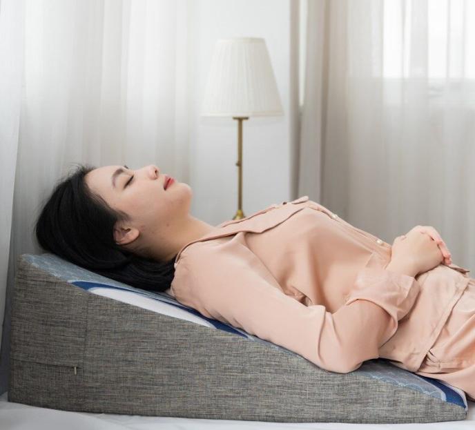 Người dùng nên chọn gối có độ cao phù hợp để tránh gây cảm giác khó chịu hoặc đau lưng