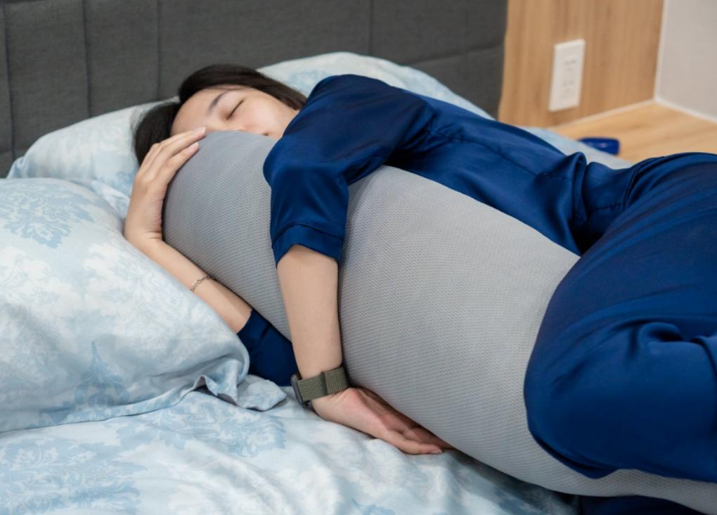 Gối ôm giúp bạn cảm thấy thoải mái hơn khi ngủ