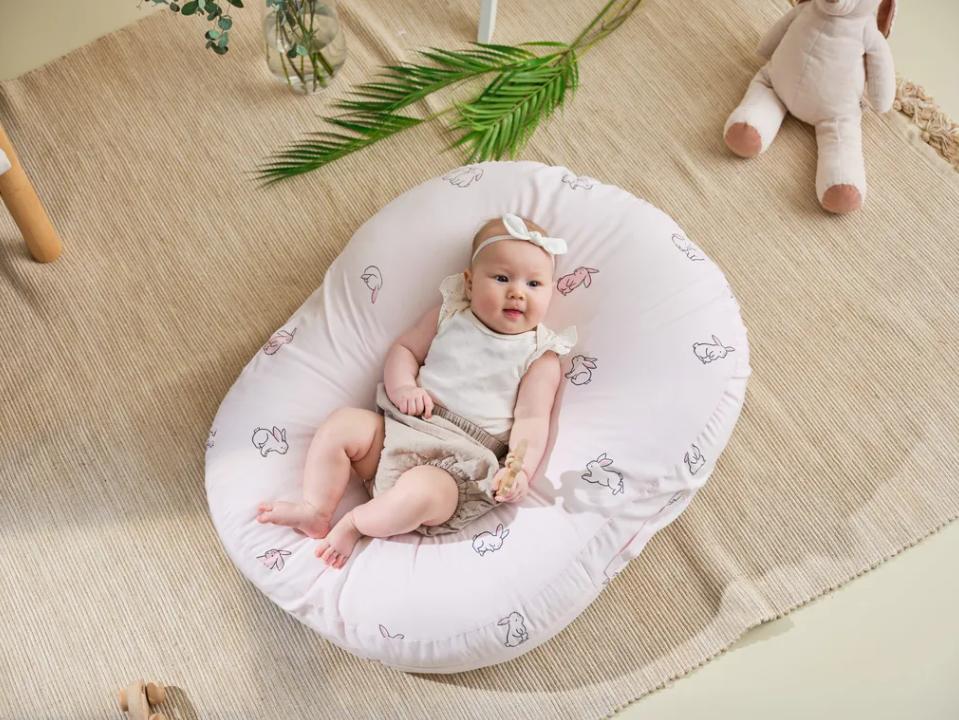 Gối chống trào ngược có thiết kế nghiêng đặc biệt giúp ngăn ngừa tình trạng trào ngược dạ dày ở bé