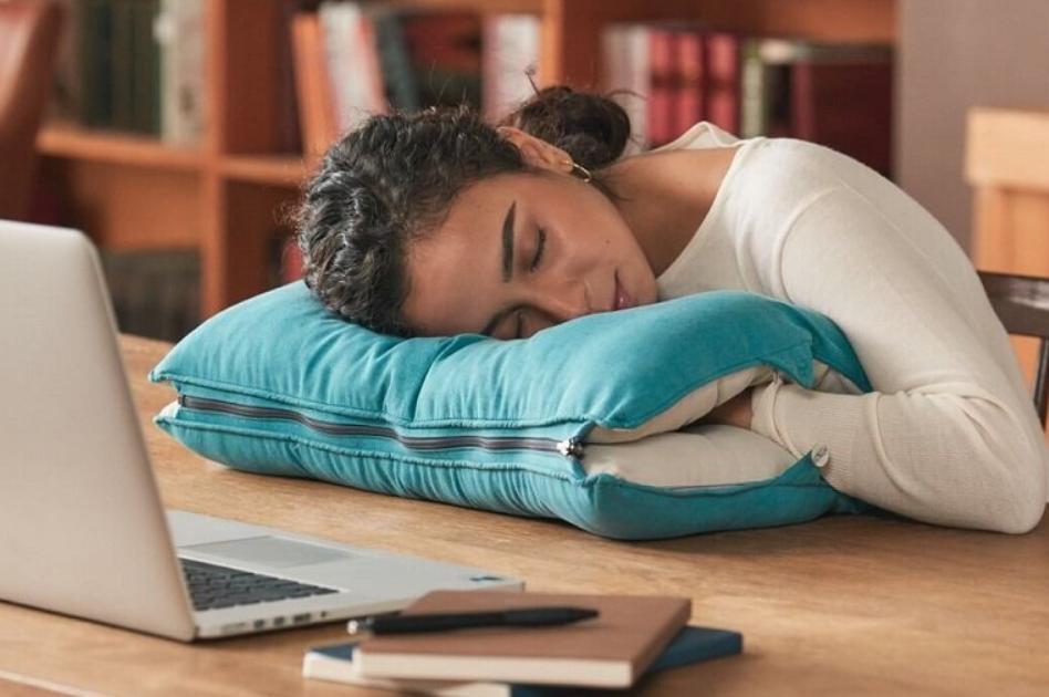 Khi mua gối ngủ văn phòng, cần cân nhắc nhiều yếu tố để chọn lựa phù hợp