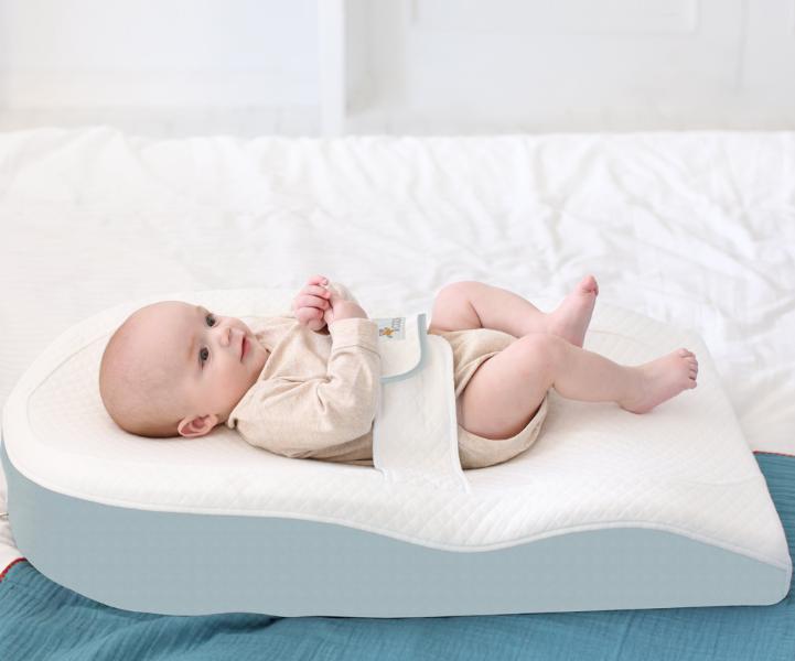 Không nên để bé nằm trên gối chống trào ngược quá lâu