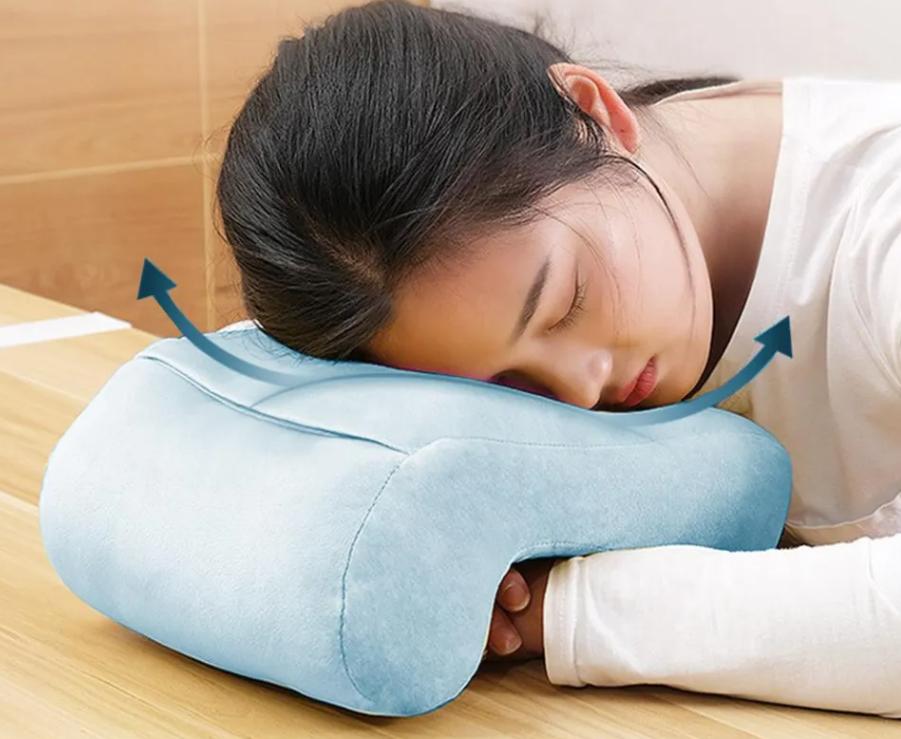 Gối úp trên bàn phù hợp với những người có thói quen ngủ gục trên bàn