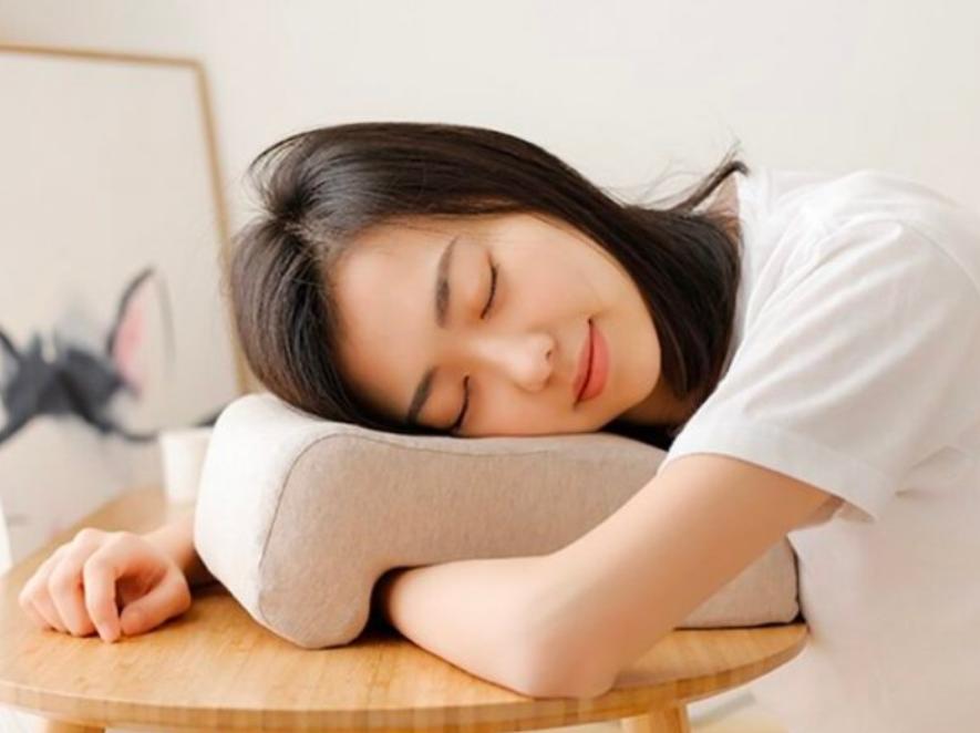 Gối ngủ văn phòng hỗ trợ tư thế ngủ đúng, đem lại giấc ngủ thoải mái