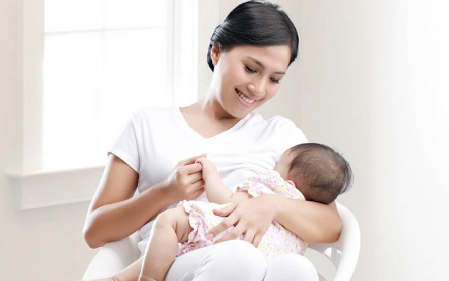 Nên cho bé nằm gối chống trào ngược sau khi bú khoảng 20 - 30 phút