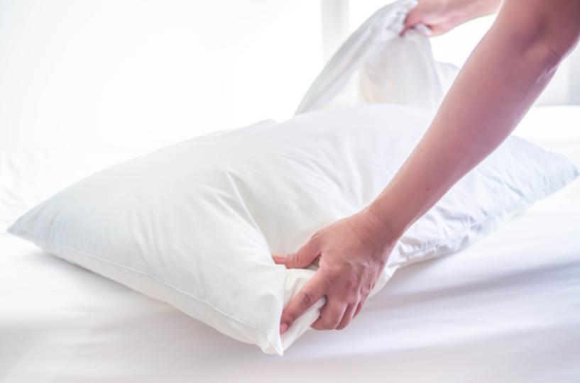 Nên tháo vỏ gối giặt riêng