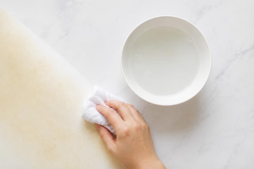 Đối với ruột gối cao su và foam chỉ nên dùng khăn ẩm để xử lý vết bẩn