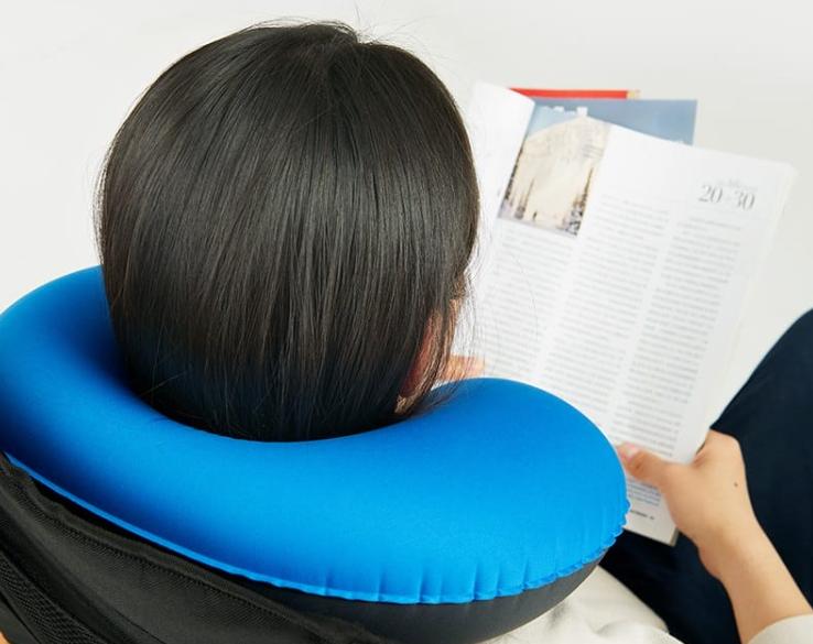 Sử dụng gối du lịch giúp cố định đầu và cổ, ngăn ngừa tình trạng gập cổ 