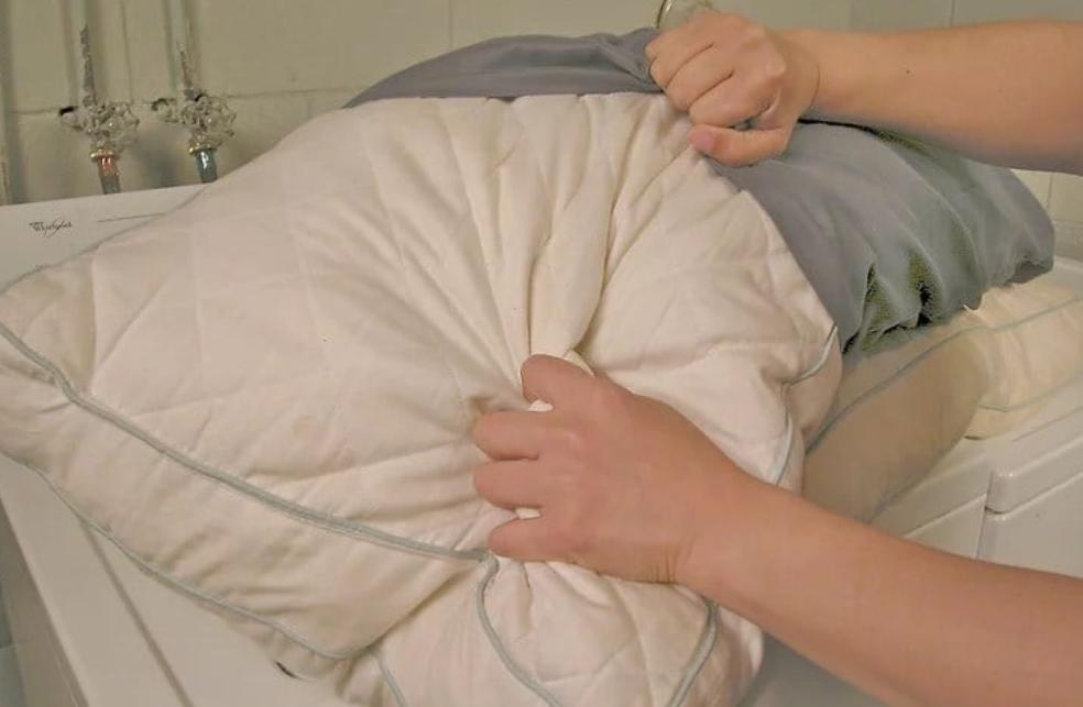 Vệ sinh và bảo quản không đúng cách làm cho gối không còn phồng