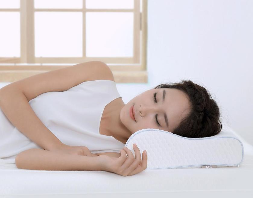 Người nằm nghiêng cần chọn gối có độ cao vừa đủ để giữ đầu, cổ và cột sống thẳng hàng
