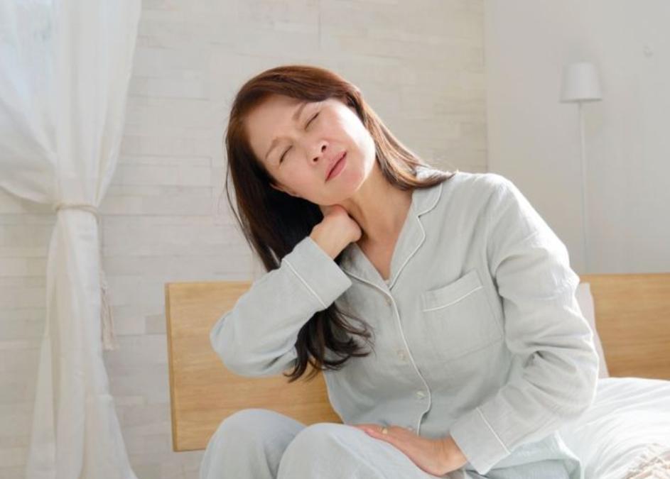 Nằm gối không phù hợp dễ bị sai tư thế dẫn tới đau mỏi cổ, vai và gáy