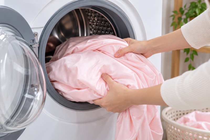 Cho ga giường Tencel vào máy giặt đúng cách để tránh hư hỏng vải